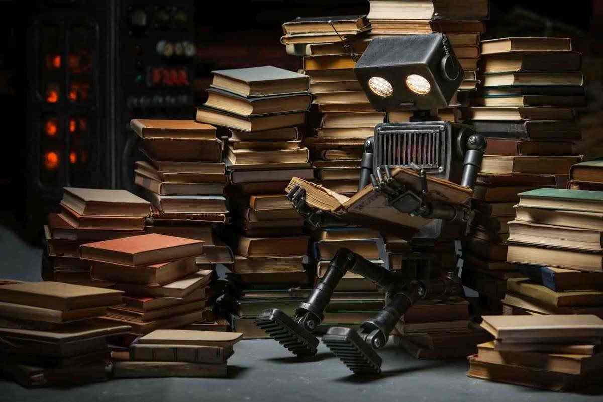 Робот читает книги